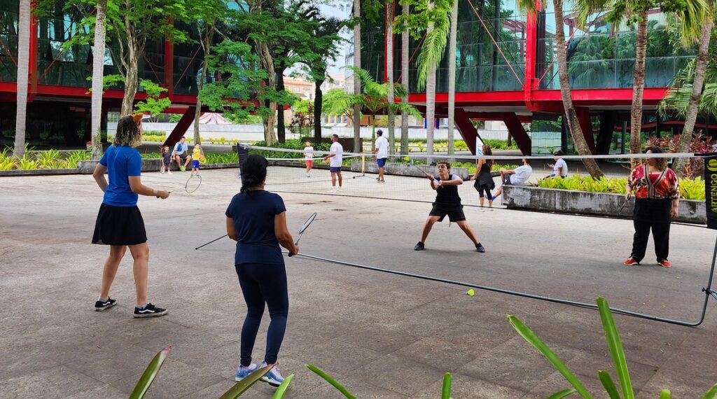 Città terá eventos de tênis e badminton em 2024. Badbons é uma escola que ensina e divulga o badminton, um esporte divertido e saudável.